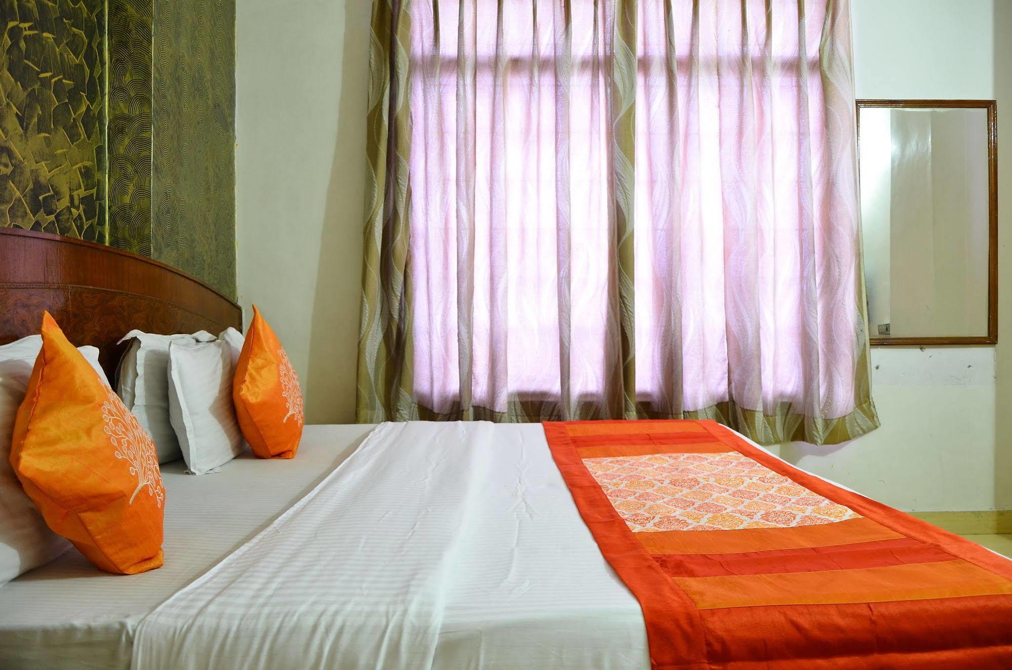 Airport Hotel Paradise International Нью-Дели Экстерьер фото